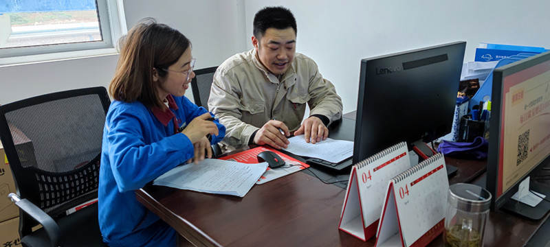 秦军学、乔珊正在学习中_副本.jpg