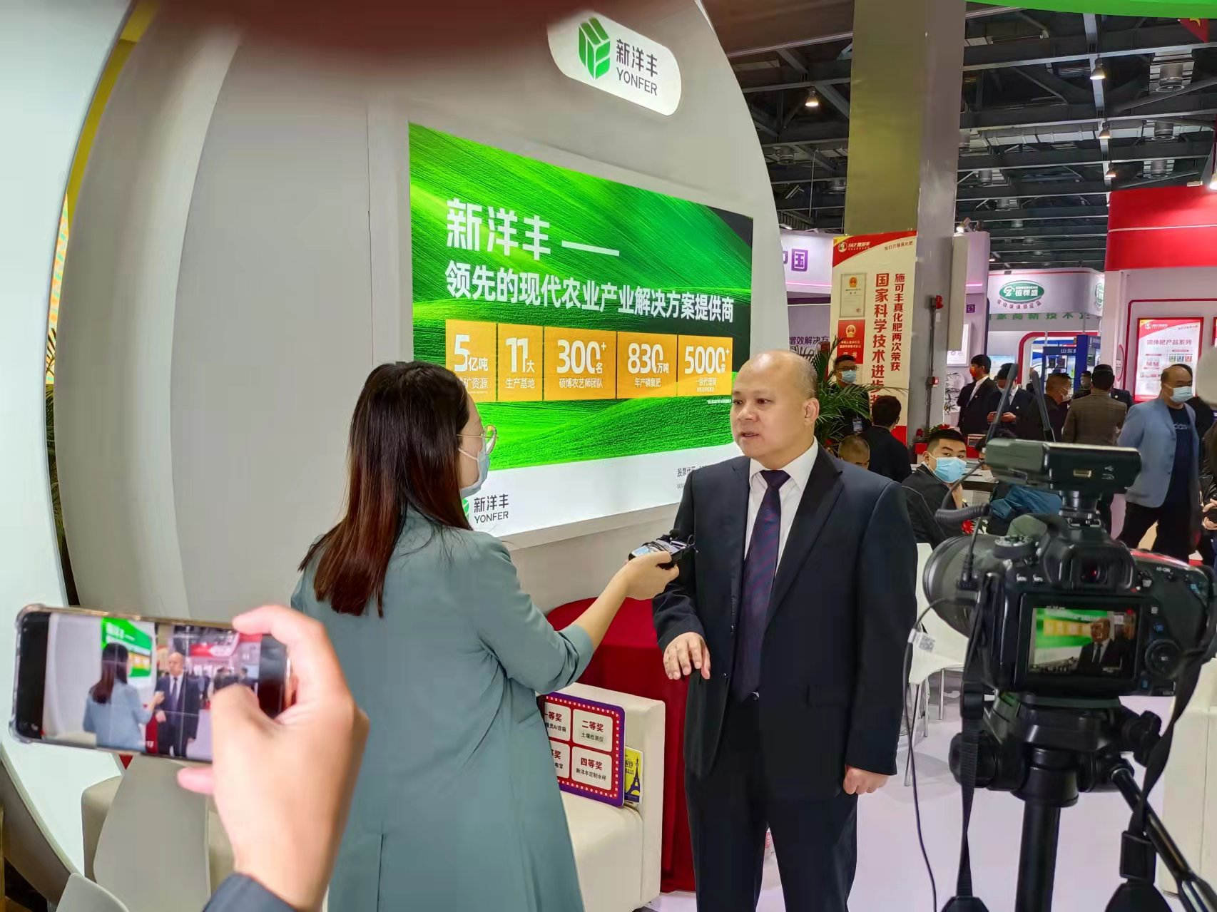 图7：赵总接受采访.jpg