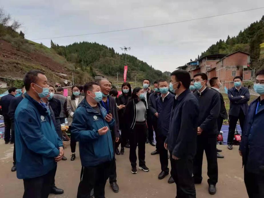 ylg060net永利娱高农化员向县长汇报科技小院相关工作.jpg